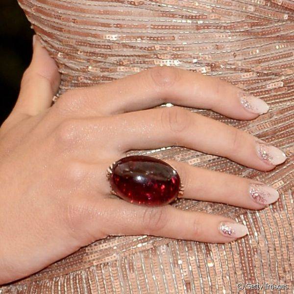 No Baile do Met, Blake Lively decorou suas unhas no estilo meia-lua com glitter prateado passado próximo às cutículas